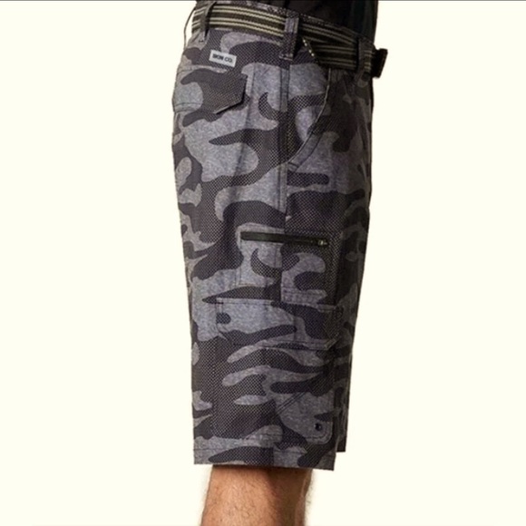 Iron Co- hybrid Men's Camo Cargo Shorts. Size 40 - Picture 4 of 5